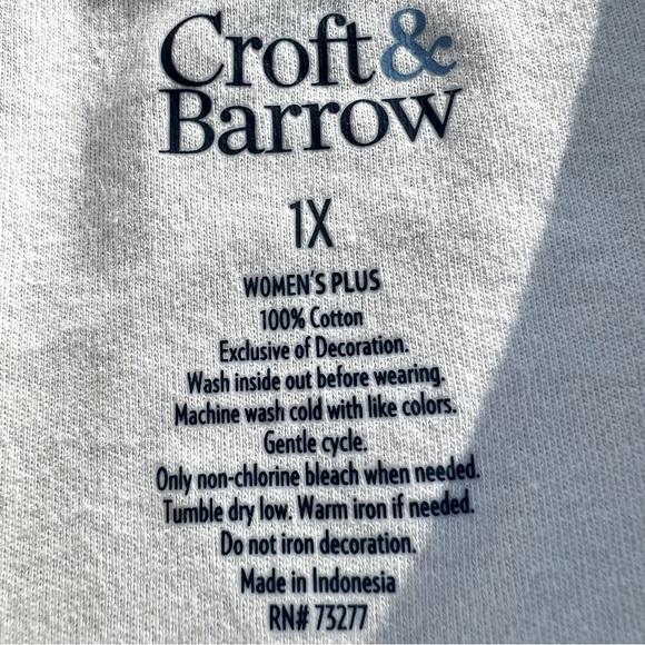 CROFT & BARROW LONG SLEEVED CHRISTMAS WREATH TEE with A TOUCH OF BLING - Picture 3 of 16